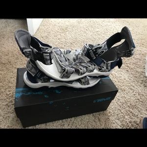 Teva sandals - size 7 men / size 9.5 women